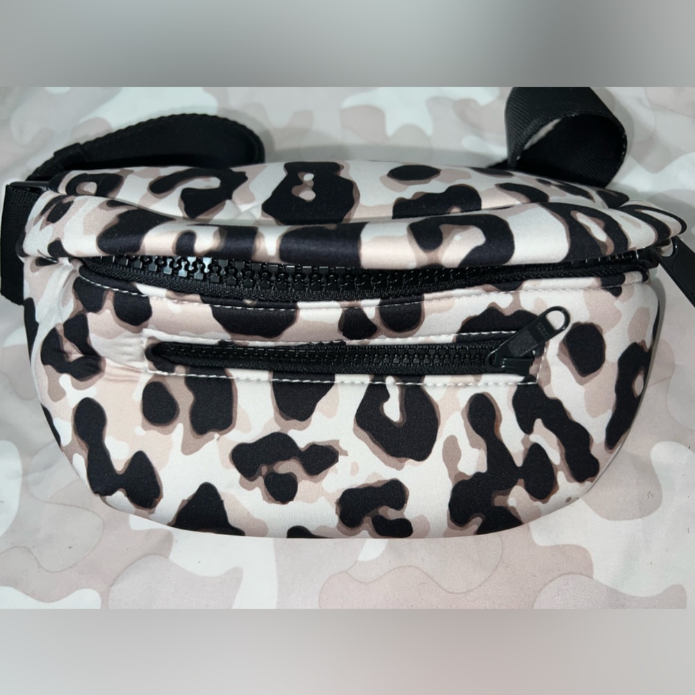 🎉 SOLD 🎉 dagne dover ace fannypack in leopard